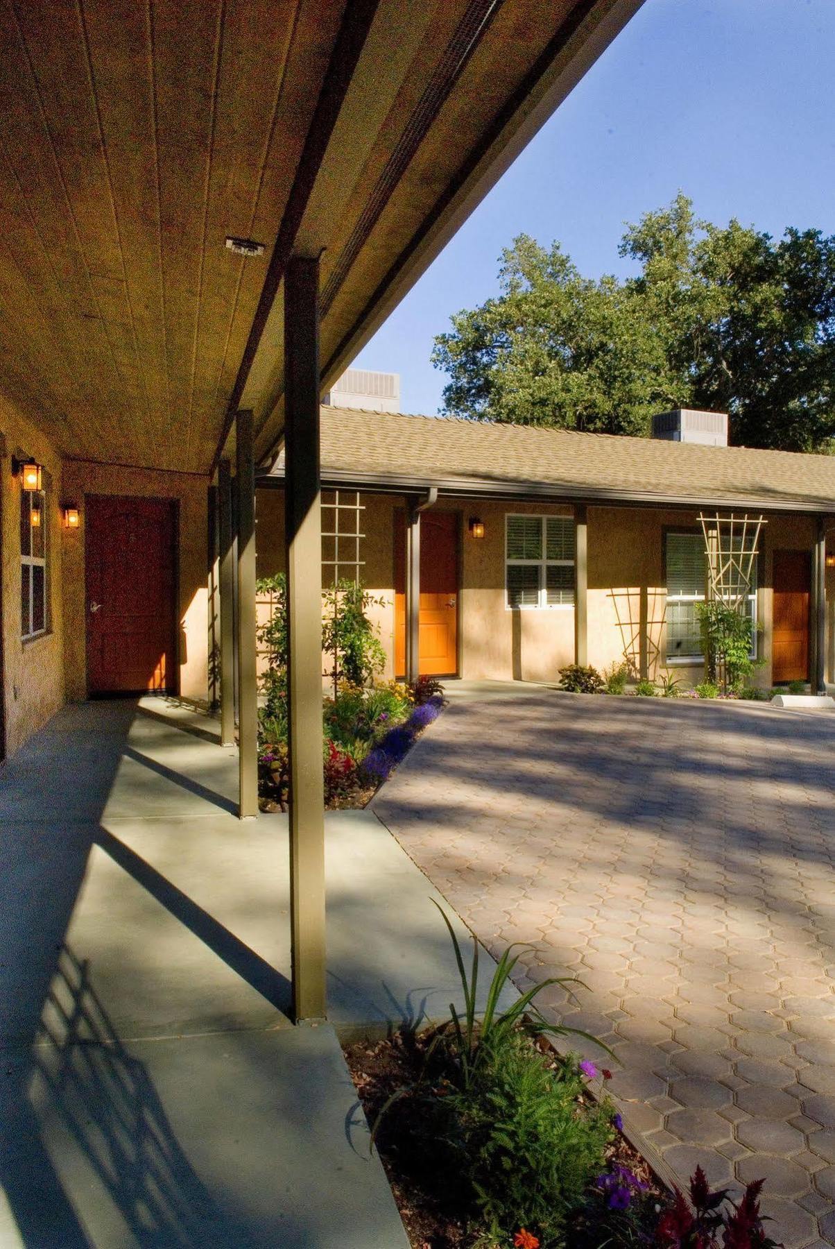Queen'S Inn By The River Oakhurst Exterior foto